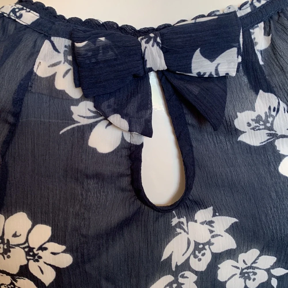 EUC Hollister Floral Sheer Top. • Size XS